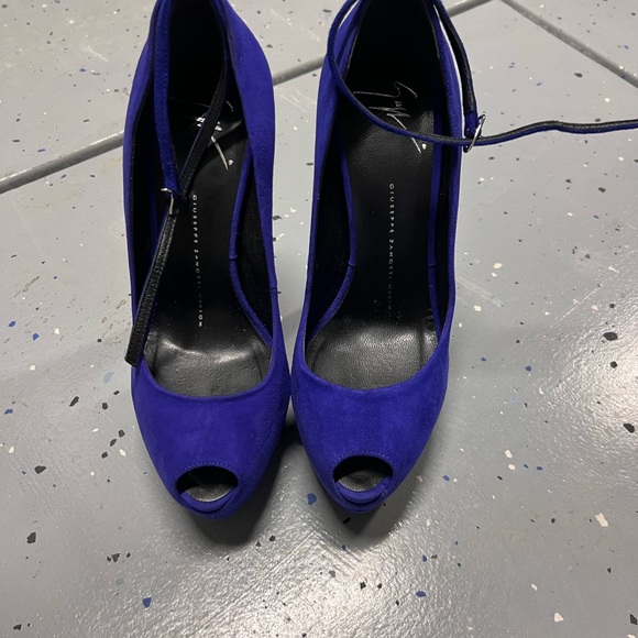 Worn these once or twice. One of the sexiest heels and a beautiful color! - Picture 3 of 9